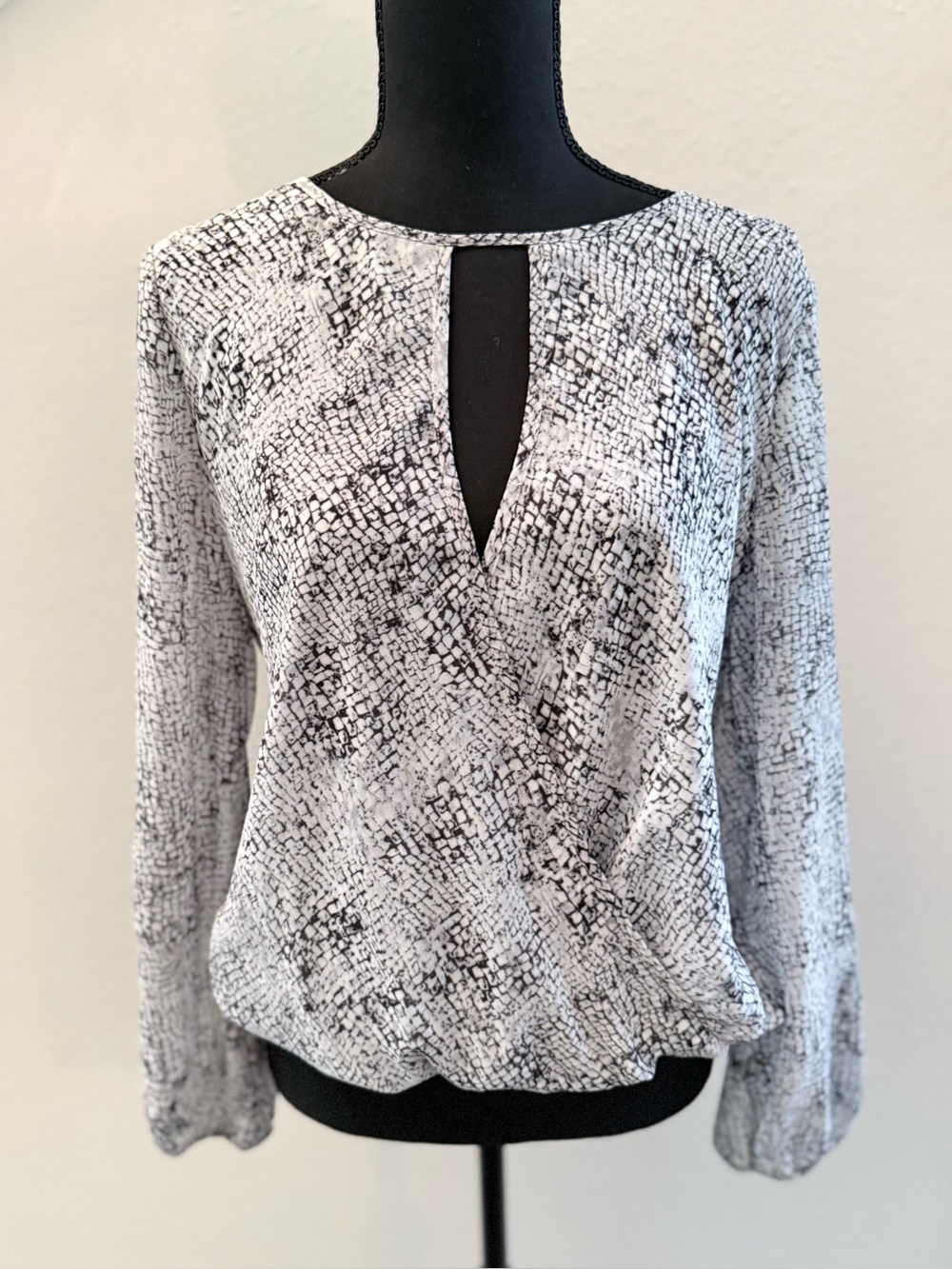 Vince Camuto Black & White Printed Long-Sleeve Keyhole Blouse